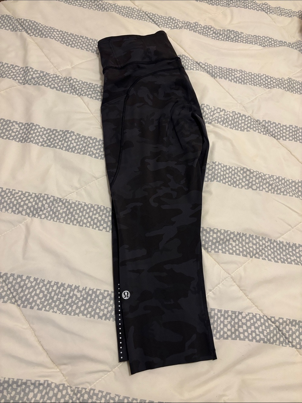 lululemon athletica cropped Women' Black Charcoal Camo Leggings